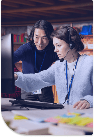 Homme et femme, deux employés de BestCall, travaillant dans un centre d'appels et de télémarketing