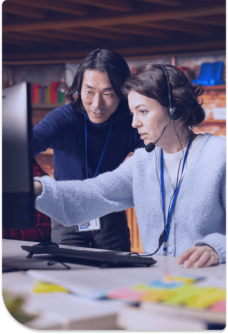 Homme et femme, deux employés de BestCall, travaillant dans un centre d'appels et de télémarketing